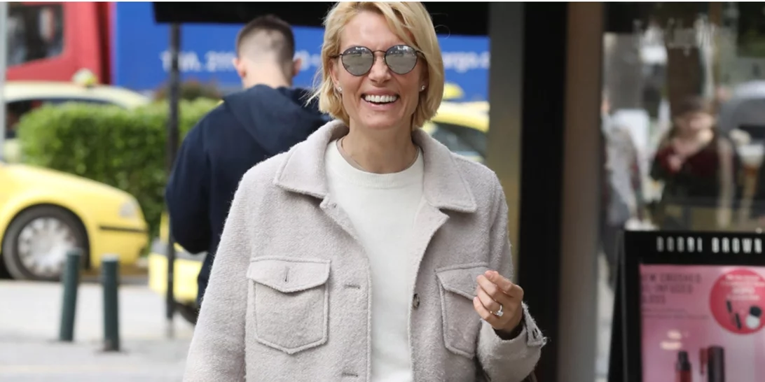 H Βίκυ Καγιά φόρεσε πρώτη το λευκό παντελόνι | Το συνδύασε με φούτερ από τη συλλογή της Ρούλας Ρέβη