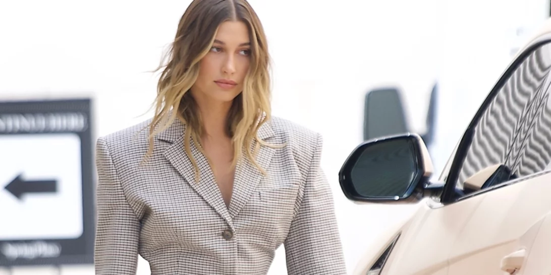 Η Hailey Bieber φόρεσε τη σκιά που δεν θα αποχωριστείς ολόκληρο το καλοκαίρι