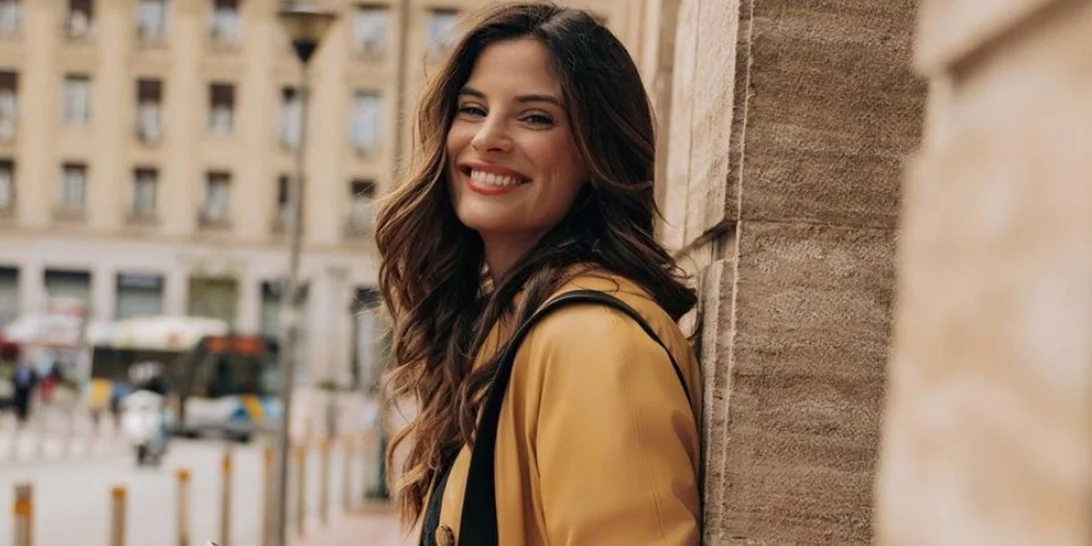 Χριστίνα Μπόμπα | Ποζάρει με mini, jean φούστα και εντυπωσιάζει με τα καλλίγραμμα πόδια της