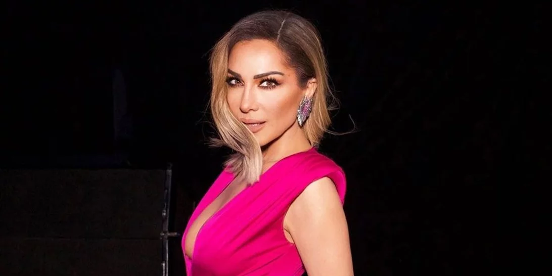 Δέσποινα Βανδή | Γυμνάζεται με τη βοήθεια του συντρόφου της κόρης της, Αλέξανδρου Πολυχρονιάδη, και τρελαίνει τους followers της με το καλλίγραμμο σώμα της