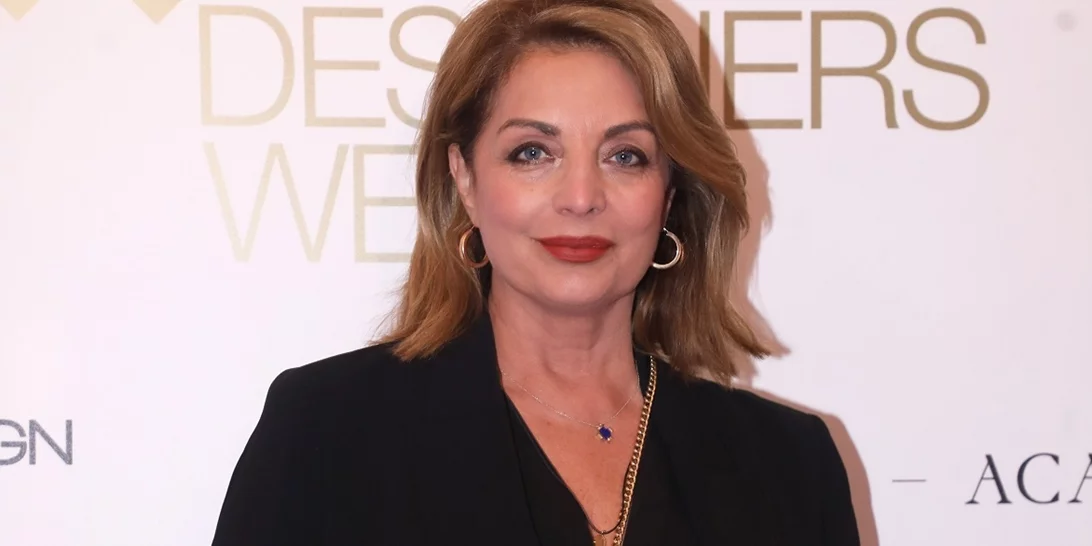 Η Άντζελα Γκερέκου περπατάει στα σοκάκια της Μυκόνου πιο όμορφη και κομψή από ποτέ