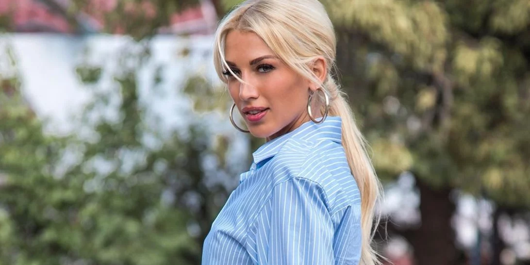 Η Κωνσταντίνα Σπυροπούλου ποζάρει με εμπριμέ μπικίνι και εντυπωσιάζει, 6 μόλις μήνες μετά τη γέννηση του γιου της