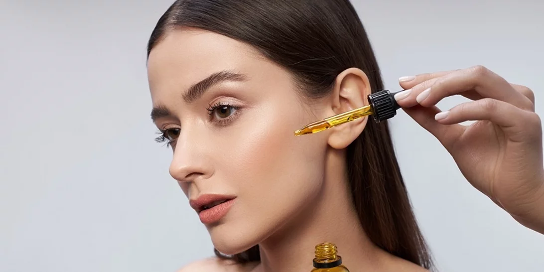 Το έλαιο προσώπου που αφήνει την επιδερμίδα αισθητά πιο σφριγηλή και νεανική