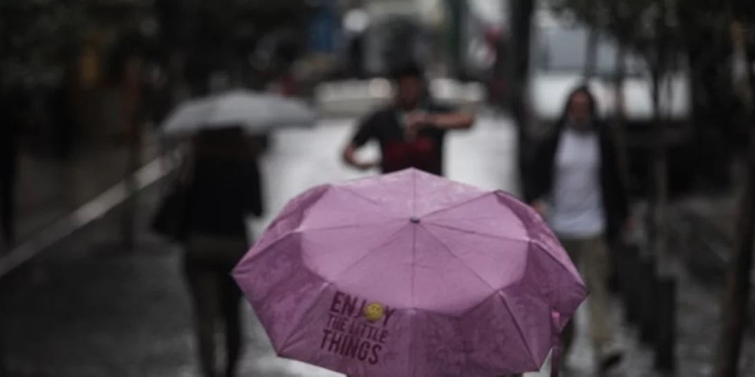 Καιρός | Με καπρίτσια και το Σαββατοκύριακο - Σύννεφα σκόνης, μπόρες, βροχές και καταιγίδες