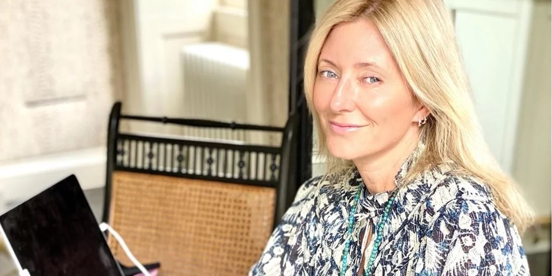 Marie Chantal | H ατμοσφαιρική διακόσμηση του σαλονιού της και τα πανέμορφα, ροζ λουλούδια που αγαπά να έχει στο τραπέζι της