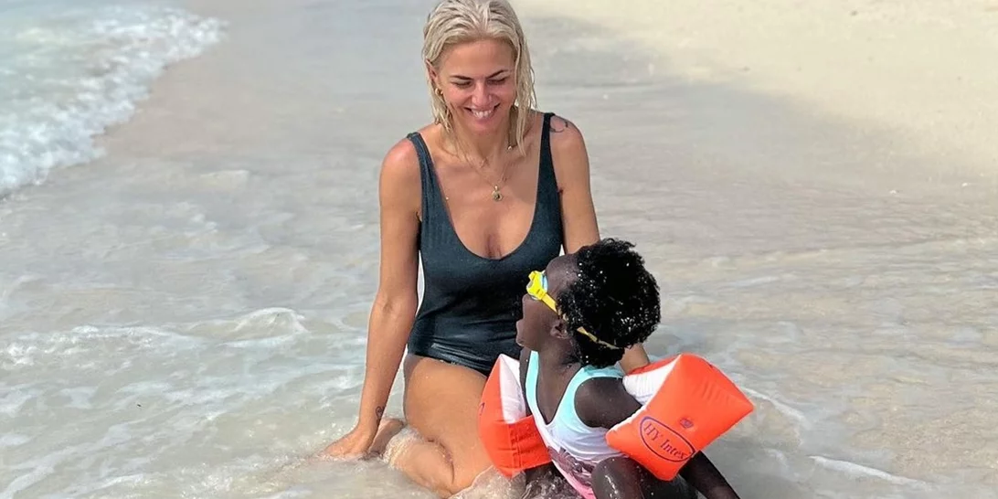 Η Χριστίνα Κοντοβά κάνει μαθήματα surf με την κόρη της, Έιντα, και το Instagram "λιώνει"