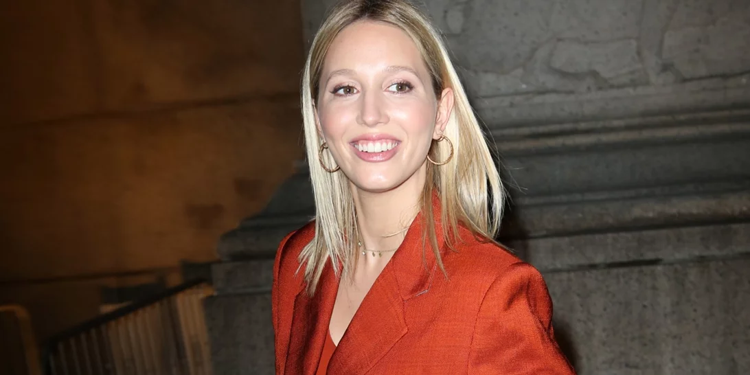 Η Marie Chantal φωτογραφίζει την κόρη της, Μαρία Ολυμπία Γλύξμπουργκ, να φορά μόνο το μπικίνι της στο δρόμο προς την παραλία