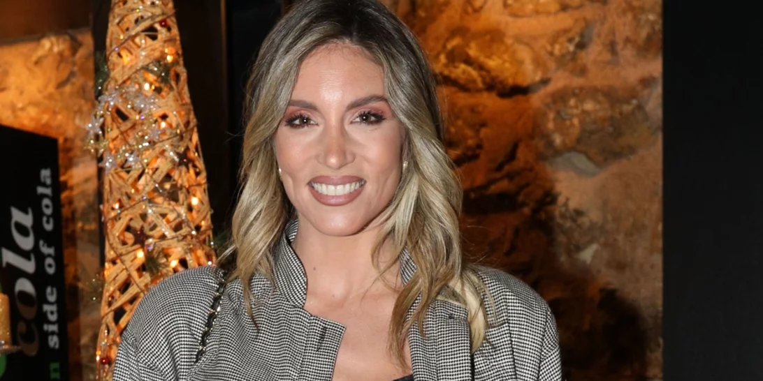 Αθηνά Οικονομάκου | Το σέρουμ λάμψης που χρησιμοποιεί βελτιώνει αισθητά τους πόρους και τις σκούρες κηλίδες