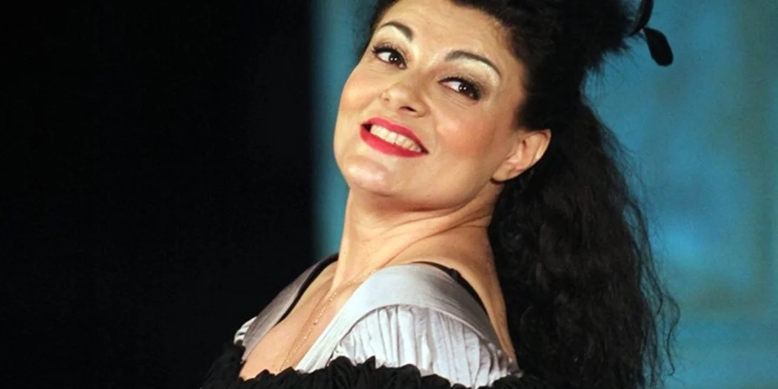 Τάνια Τρύπη | Η σαράντα ετών καριέρα, ο γάμος με τον μάνατζερ των Beatles, ο βιγκανισμός, τα τατουάζ και η μητρότητα