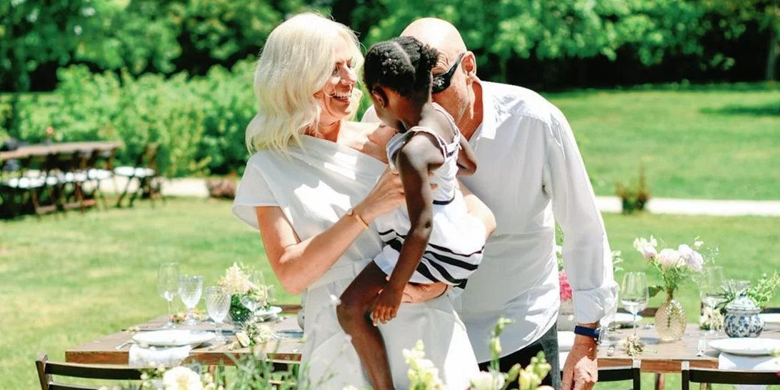 Τζώνη Καλημέρης | Βόλτα στο κέντρο της Αθήνας με τη γλυκύτατη κόρη του, Έιντα - Η ολόσωμη floral φόρμα της και το ασορτί scrunchie στα μαλλιά