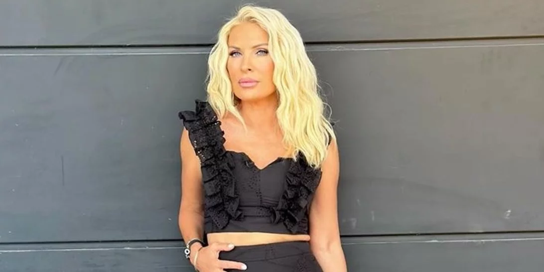 3 φορές που η Ελένη Μενεγάκη είχε τα πιο καλοκαιρινά χτενίσματα