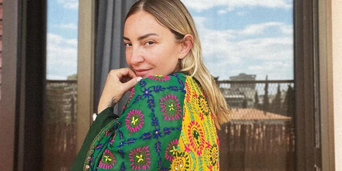 Η Ρούλα Ρέβη φωτογραφίζει τον Αποστόλη Τότσικα ημίγυμνο στο κρεβάτι του εξοχικού τους σπιτιού στην Τήνο