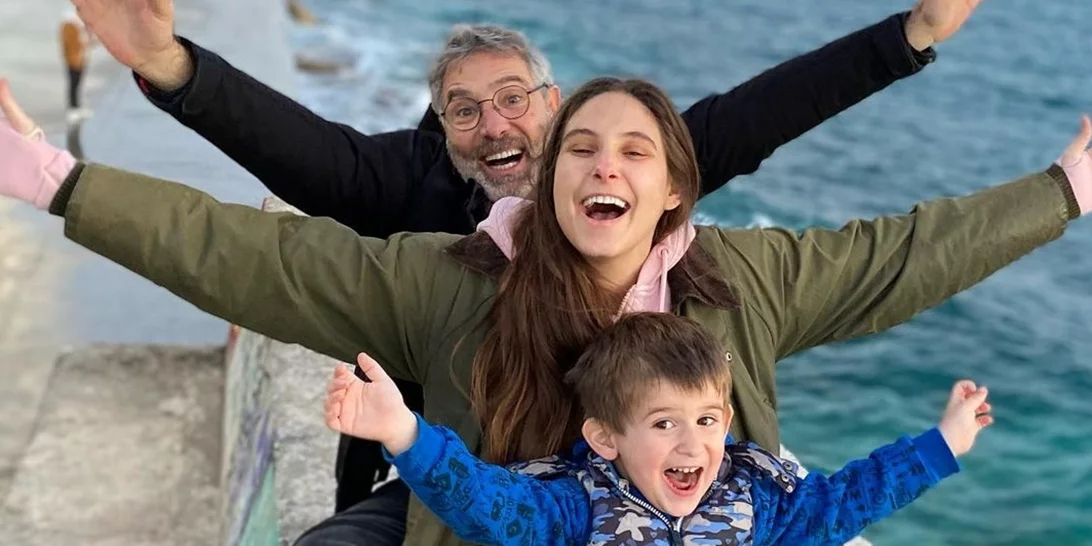 Ο Θοδωρής Αθερίδης κρατάει στην αγκαλιά του τον νεογέννητο εγγονό του και "λιώνει" από ευτυχία