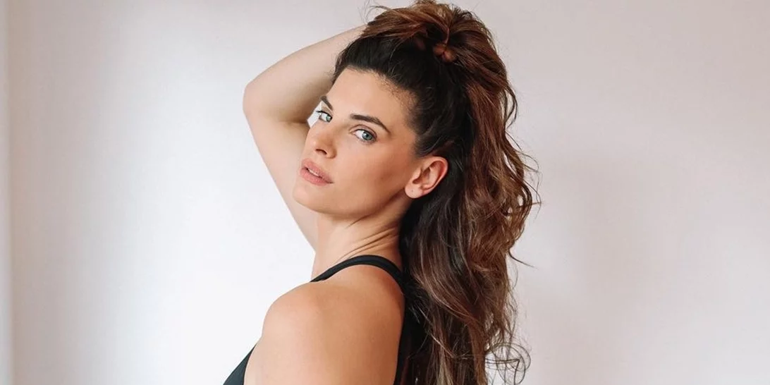 Η Χριστίνα Μπόμπα και οι δίδυμες, Αριάνα και Φιλίππα Τανιμανίδη, φόρεσαν τα bucket hats τους και έκαναν βόλτα στην Αντίπαρο