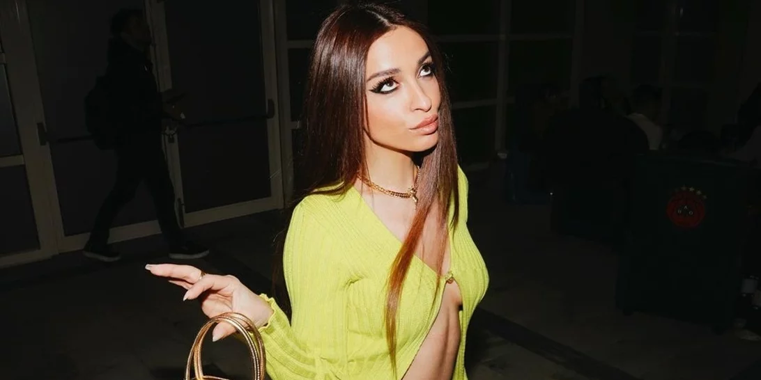 Η Ελένη Φουρέιρα ποζάρει topless λίγο πριν τη μεγάλη της επιστροφή στη σκηνή