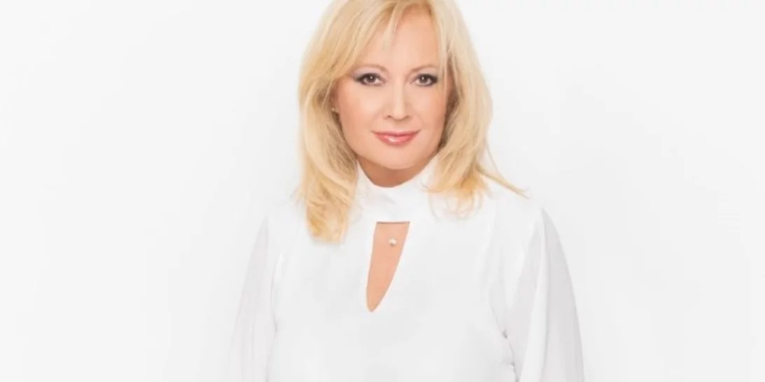 "Επιτέλους, έρχεται το καλοκαιράκι" | Η Αγγελική Νικολούλη πήγε στη θάλασσα με καφτάνι και καπέλο cowboy