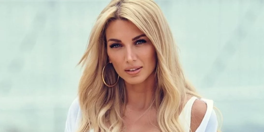 Για μία φωτογραφία με μαγιό | Η σεξιστική επίθεση στην Κωνσταντίνα Σπυροπούλου και η απάντησή της