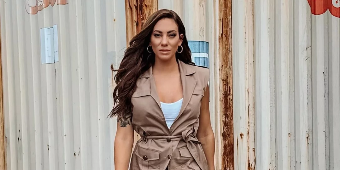 Η Ευρυδίκη Βαλαβάνη με dark cherry nails, τη μεγαλύτερη τάση νυχιών της σεζόν