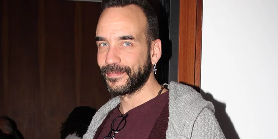 Ο Πάνος Μουζουράκης και η Μαριλού Κόζαρη παντρεύονται με έξι κουμπάρους και πάνω από 300 καλεσμένους