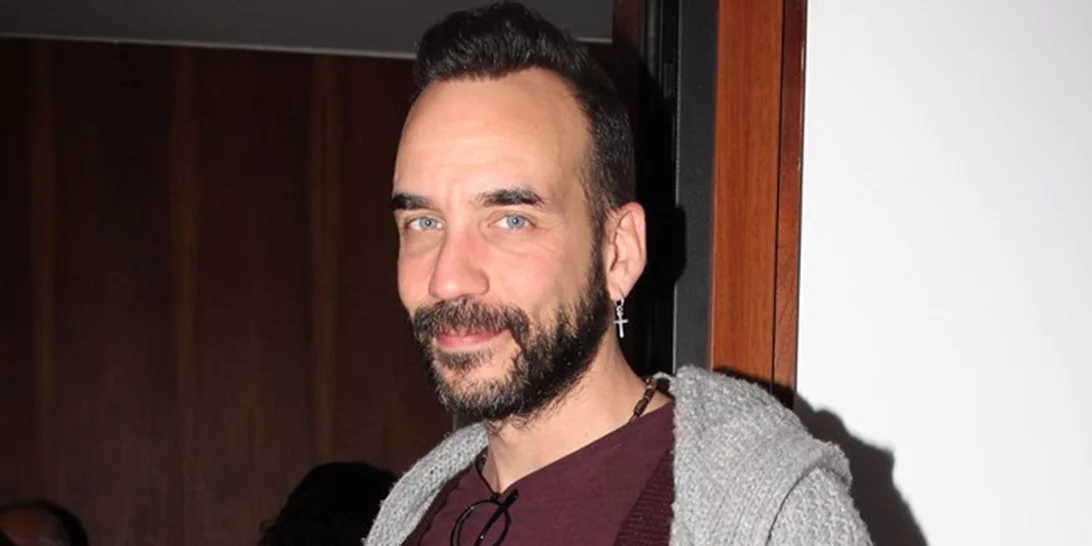 Η Μαριλού Κοζάρη ετοιμάζεται να παντρευτεί τον Πάνο Μουζουράκη ακούγοντας τραγούδια του