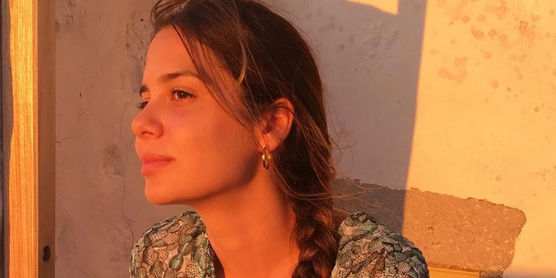 Η Αλεξάνδρα Κωστοπούλου σε μία κομψή, βραδινή εμφάνιση στην Τζιά | Το καλοκαιρινό άλμπουμ από τις διακοπές της