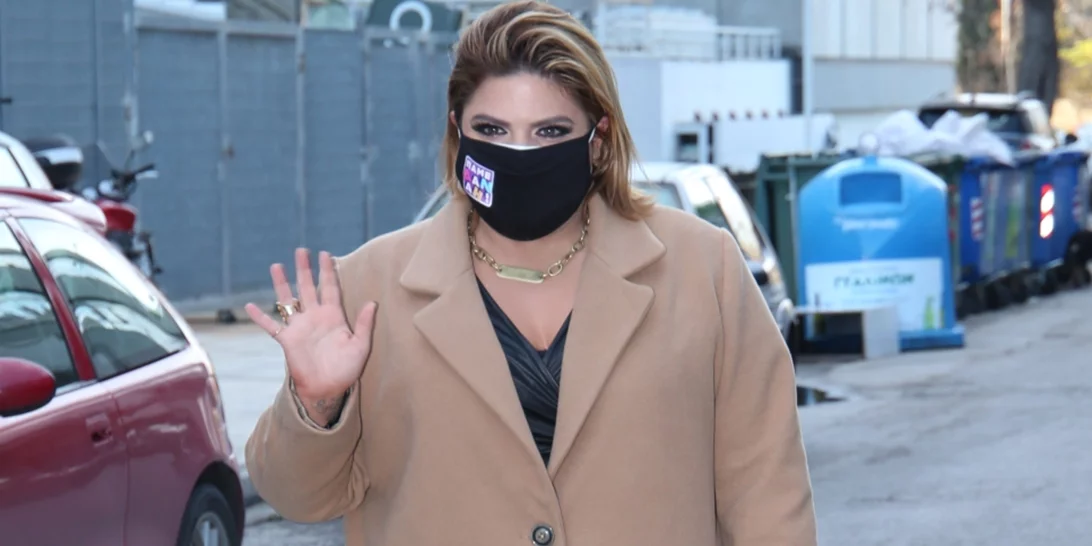 To σεμιζιέ φόρεμα της Δανάης Μπάρκα από το Zara | Θα το φορέσεις all day long τη φετινή άνοιξη