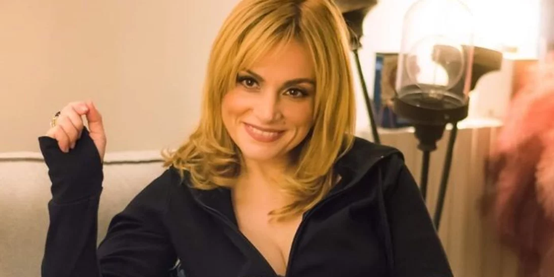 Throwback time | Η σπάνια φωτογραφία της έφηβης Ελεωνόρας Ζουγανέλη με τους γονείς της και τον Σάκη Μπουλά