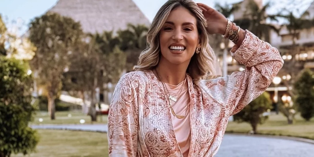 Πρόκειται να γίνεις νονά; Η Αθηνά Οικονομάκου προτείνει το πιο chic χτένισμα για την περίσταση