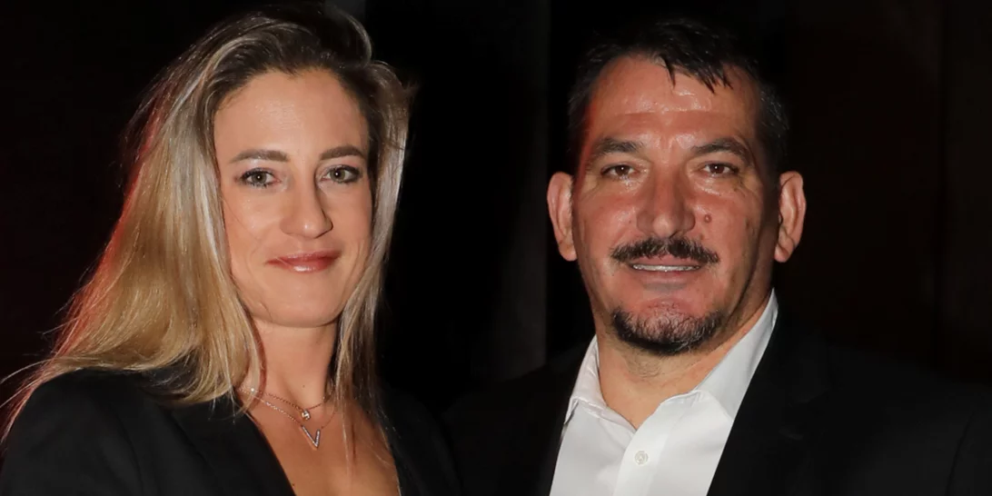 Αφροδίτη Σκαφίδα | Ποζάρει αγκαλιά με τον Πύρρο Δήμα με θέα τη Σαντορίνη