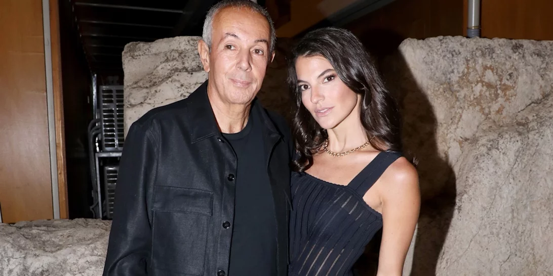 Η Δήμητρα Κούστα με λευκό κοστούμι και βελούδινο κορσέ στο πλευρό του Γιάννη Κούστα