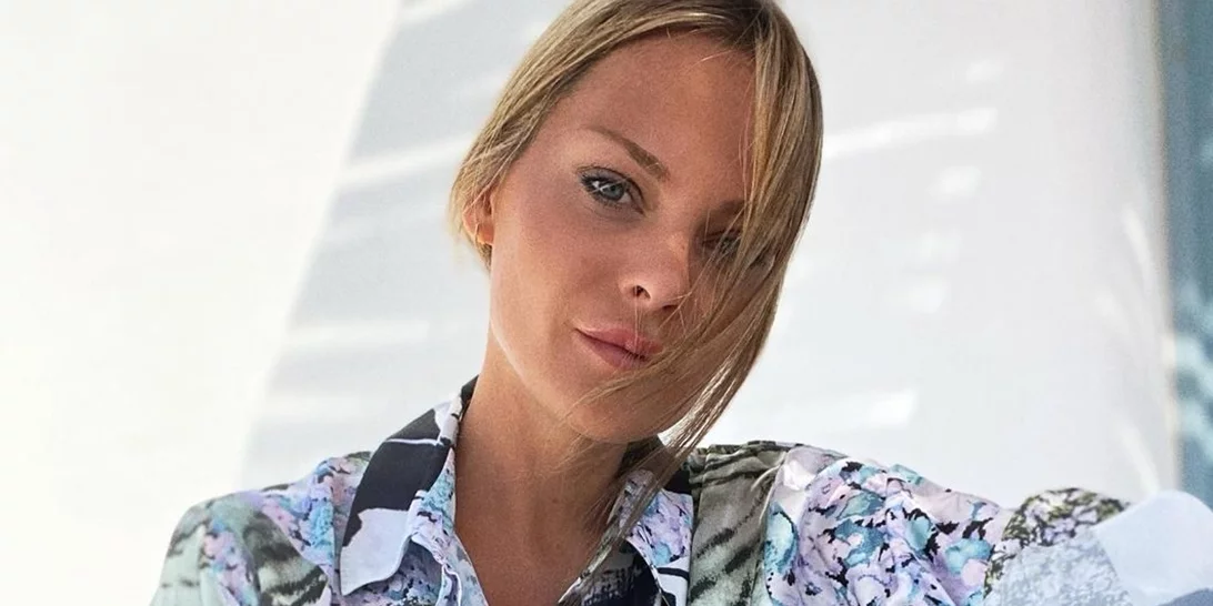 Η Υβόννη Μπόσνιακ εντυπωσιάζει ξανά | Η βραδινή εμφάνιση με εφαρμοστό ψηλόμεσο τζιν και crop πουκάμισο