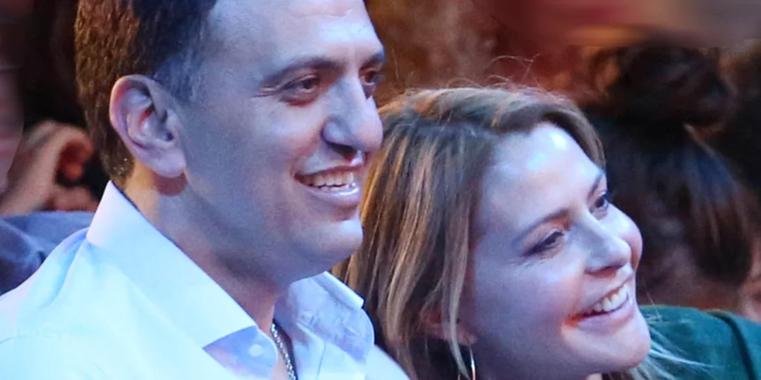 Βασίλης Κικίλιας | Κρατάει στην αγκαλιά του την Τζένη Μπαλατσινού και της εύχεται με τον πιο γλυκό τρόπο για τα γενέθλιά της