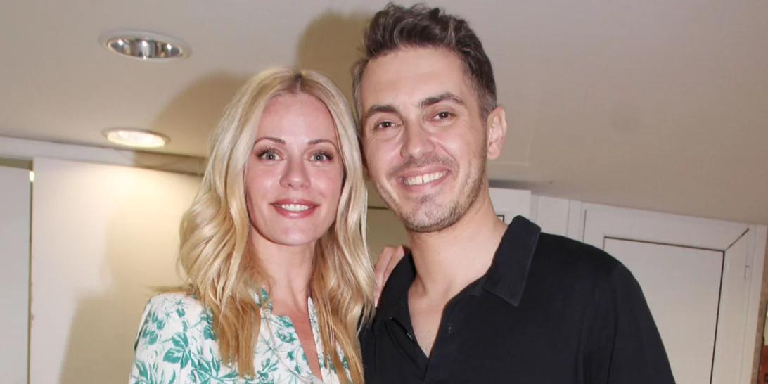 Ο Μιχάλης Χατζηγιάννης στη  Ζέτα Μακρυπούλια | Η τρυφερή κίνηση στο τέλος της παράστασης