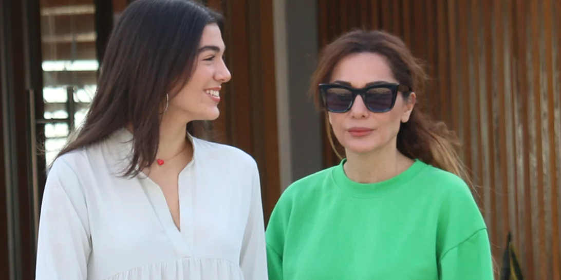 Μελίνα Νικολαΐδη | Πιο κομψή από ποτέ στην αποφοίτησή της - Το maxi φόρεμα που επέλεξε να φορέσει και η εντυπωσιακή εμφάνιση της Δέσποινας Βανδή