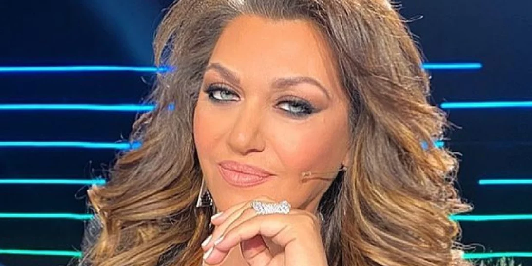 Καίτη Γαρμπή | Ποζάρει αγκαλιά με τον γιο και τον σύζυγό της σε ένα σπάνιο οικογενειακό στιγμιότυπο