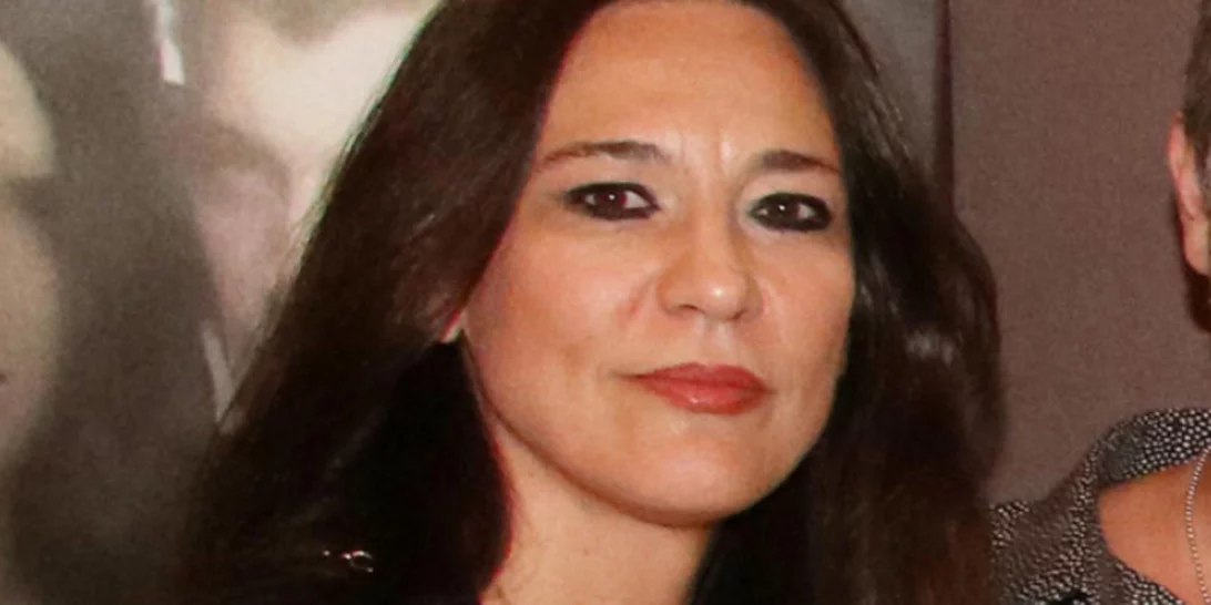 Κωνσταντίνα Μπεκιάρη όπως Δέσποινα Βανδή | Η πρώην σύζυγος του Βασίλη Μπισμπίκη ποζάρει με σέξι ασημί φόρεμα