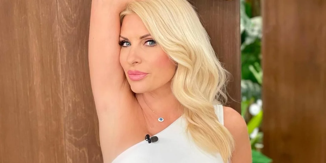 Η Ελένη Μενεγάκη με λευκό μπικίνι κρατώντας από το χέρι την 3χρονη Λάουρα και έχοντας στην αγκαλιά της τον 6χρονο Άγγελο | Οι οικογενειακές διακοπές στη Μύκονο, 15 χρόνια πριν