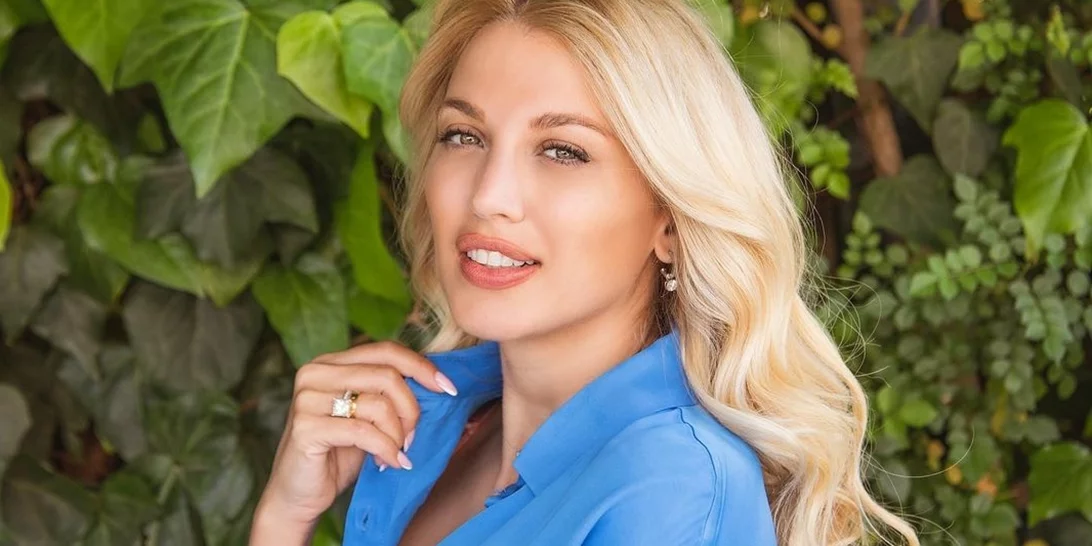 Η Κωνσταντίνα Σπυροπούλου ποζάρει με κατακόκκινο μπικίνι δείχνοντας πιο σέξι και καλλίγραμμη από ποτέ