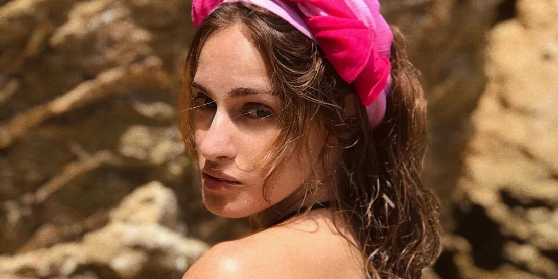 Η Μαρία Βοσκοπούλου ποζάρει φορώντας μπικίνι και παρεό στην πιο καλοκαιρινή και ξέγνοιστη φωτογραφία ever