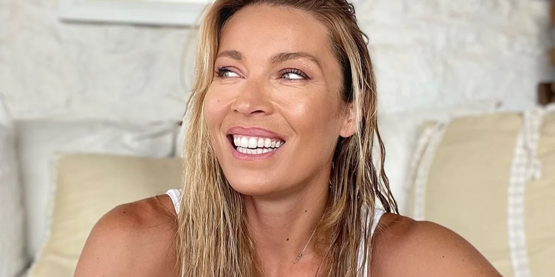 Η κατάξανθη Μάργκω Πατίτσα λατρεύει τα παιχνίδια στη θάλασσα | Η χαριτωμένη φωτογραφία από την παραλία και το άκρως stylish μαγιό