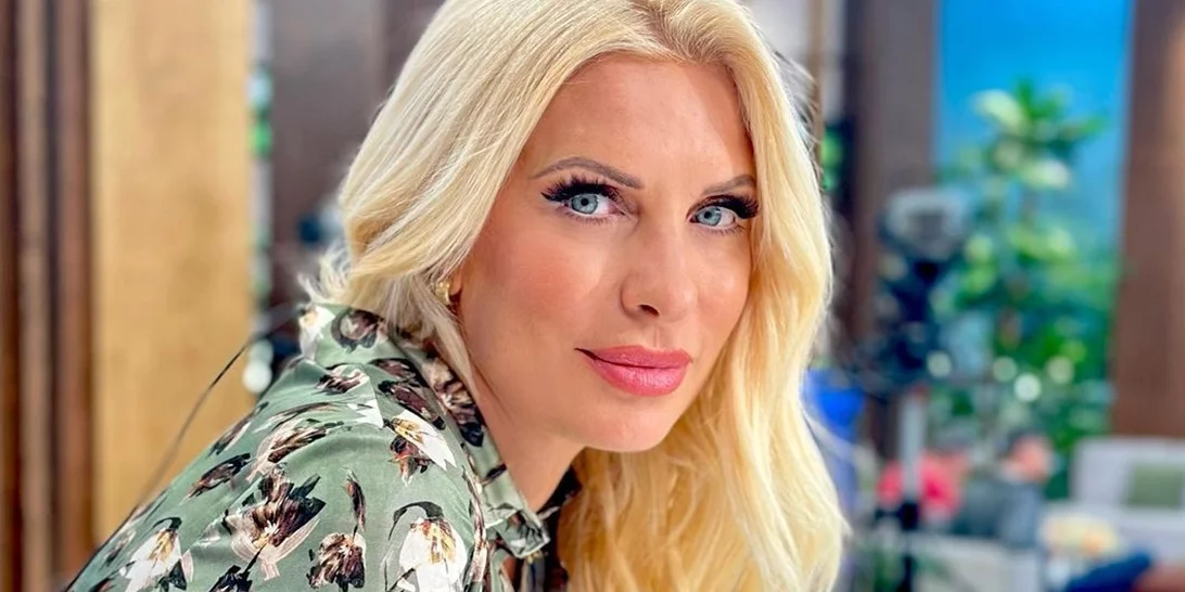 Λάουρα Λάτσιου | Με μαύρο τοπ και μπεζ flare χαμηλόμεσο denim στο πλευρό της μαμάς της, Ελένης Μενεγάκη