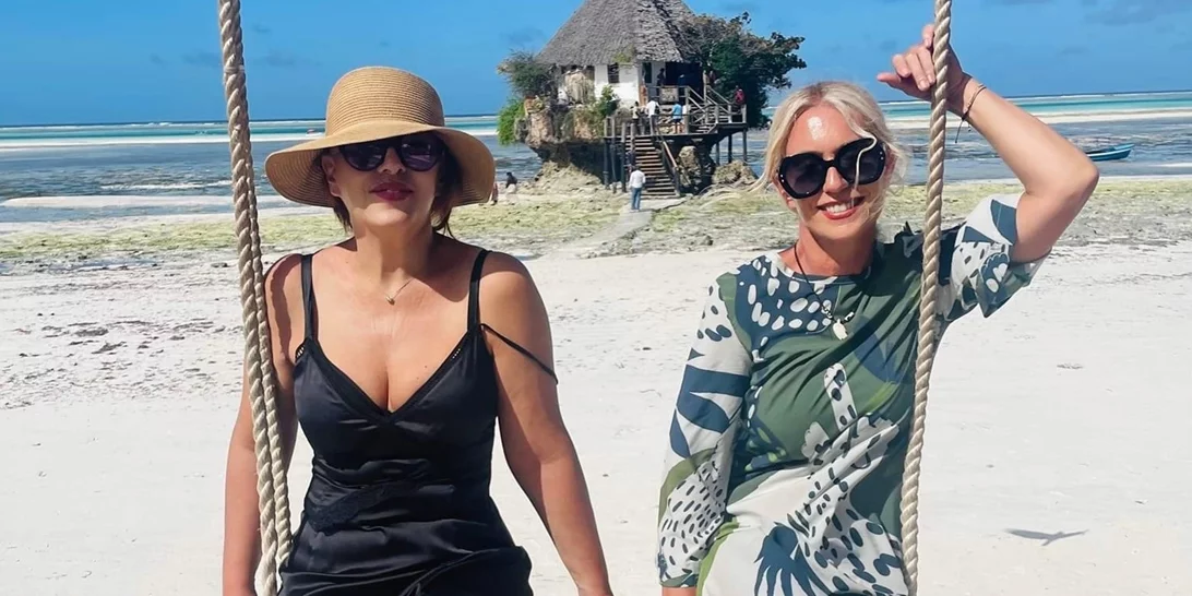 Ελένη Ράντου και Μαρία Μπακοδήμου | Το κοινό ταξίδι στη Ζανζιβάρη και οι υπέροχες φωτογραφίες τους - Κομψές και χαρούμενες στην πιο μαγευτική παραλία