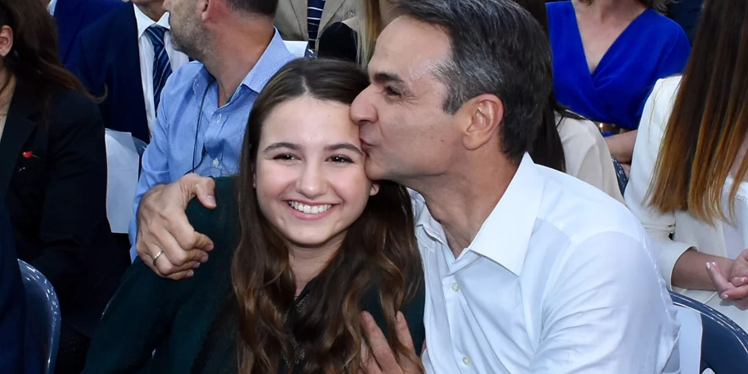 Η Δάφνη και ο Κωνσταντίνος Μητσοτάκης πήγαν για καφέ στην Κηφισιά μαζί με τους γονείς τους | Η σπάνια οικογενειακή έξοδος