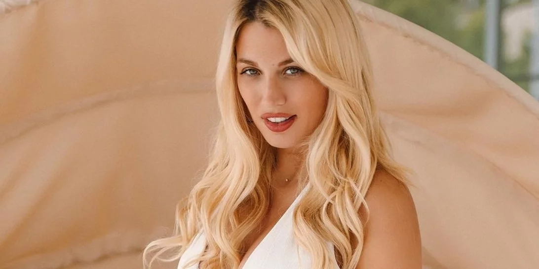 Κωνσταντίνα Σπυροπούλου | Ποζάρει στη μέση του δρόμου σαν supermodel με τα καλλίγραμμα πόδια της να "κλέβουν" την παράσταση