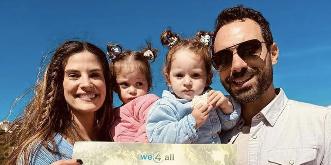 Η Χριστίνα Μπόμπα στόλισε το χριστουγεννιάτικο δέντρο με τις κόρες της | Το "χιονισμένο" ντεκόρ