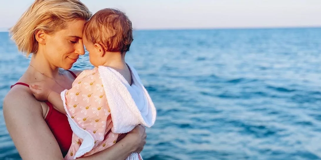 Η Νάντια Μπουλέ φωτογραφίζεται αγκαλιά με τη μονάκριβη κόρη της και παραδέχεται ότι είναι "αυτοκόλλητες"