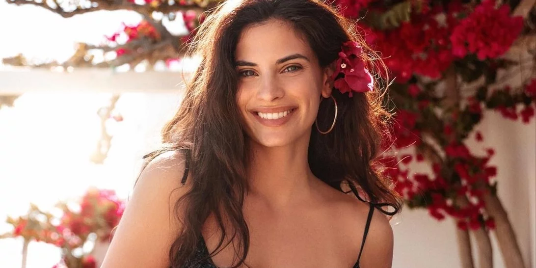 H τεράστια πισίνα, τα ατέλειωτα παιχνίδια και η μαγευτική θέα | Η Χριστίνα Μπόμπα μάς ξεναγεί στον υπέροχο εξωτερικό χώρο του σπιτιού όπου μένει στην όμορφη Αντίπαρο