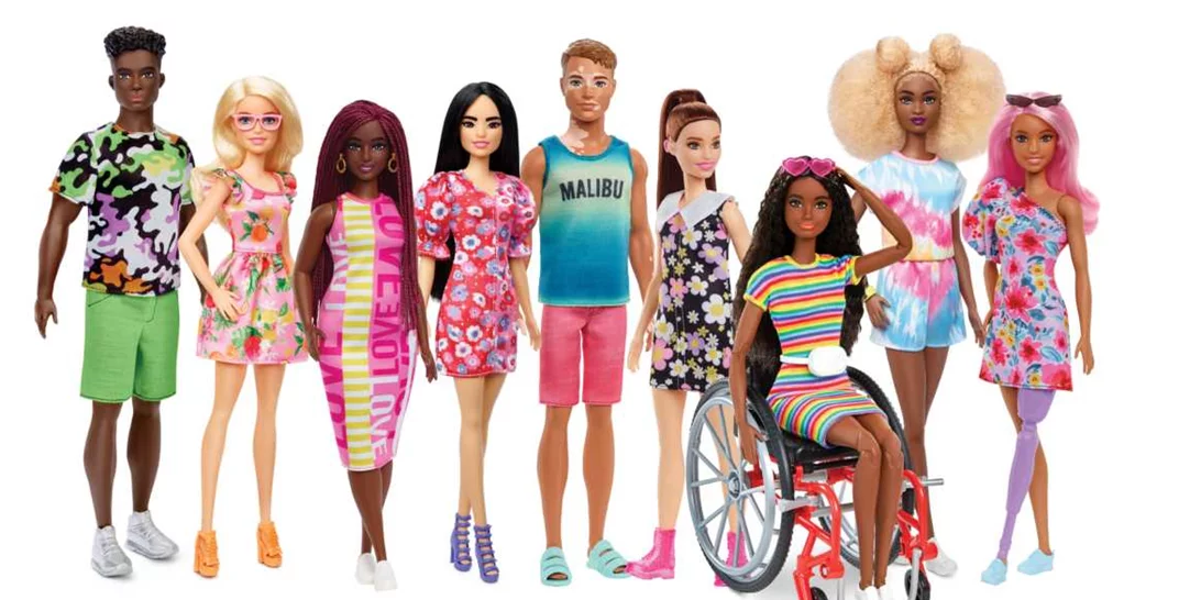 Η Barbie παρουσιάζει την πρώτη κούκλα με ακουστικά βαρηκοΐας και την πρώτη κούκλα Ken με λεύκη