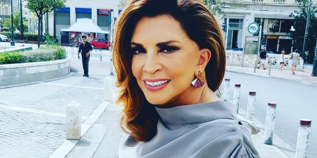 Η Μιμή Ντενίση ποζάρει με ολόσωμο μαγιό και είναι πιο κομψή από ποτέ