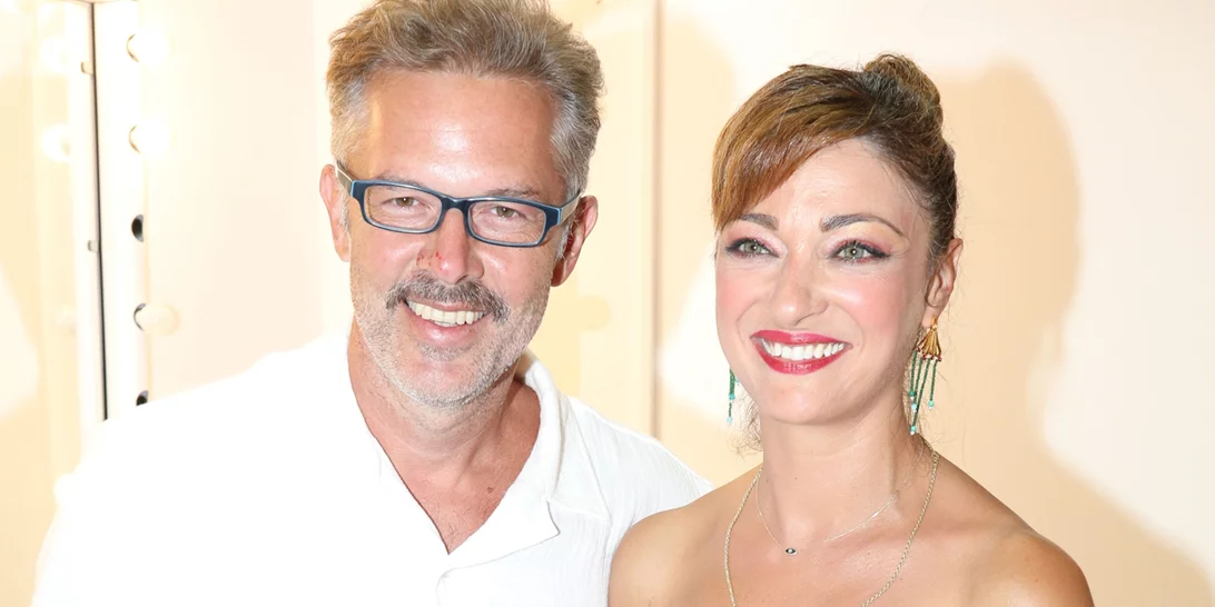 Χαμογελαστοί και αγαπημένοι | Η Έμιλυ Κολιανδρή και ο Χρήστος Λούλης σε μία σπάνια δημόσια εμφάνιση στην Επίδαυρο